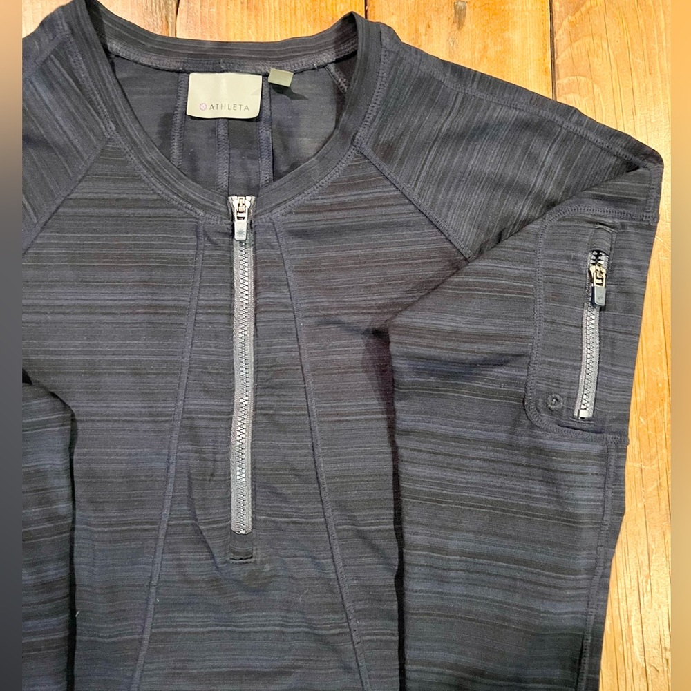 Womens Athleta Blue Long Sleeve Top
Size Small